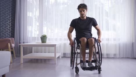 Behinderter-Jugendlicher-Im-Rollstuhl-Zu-Hause.